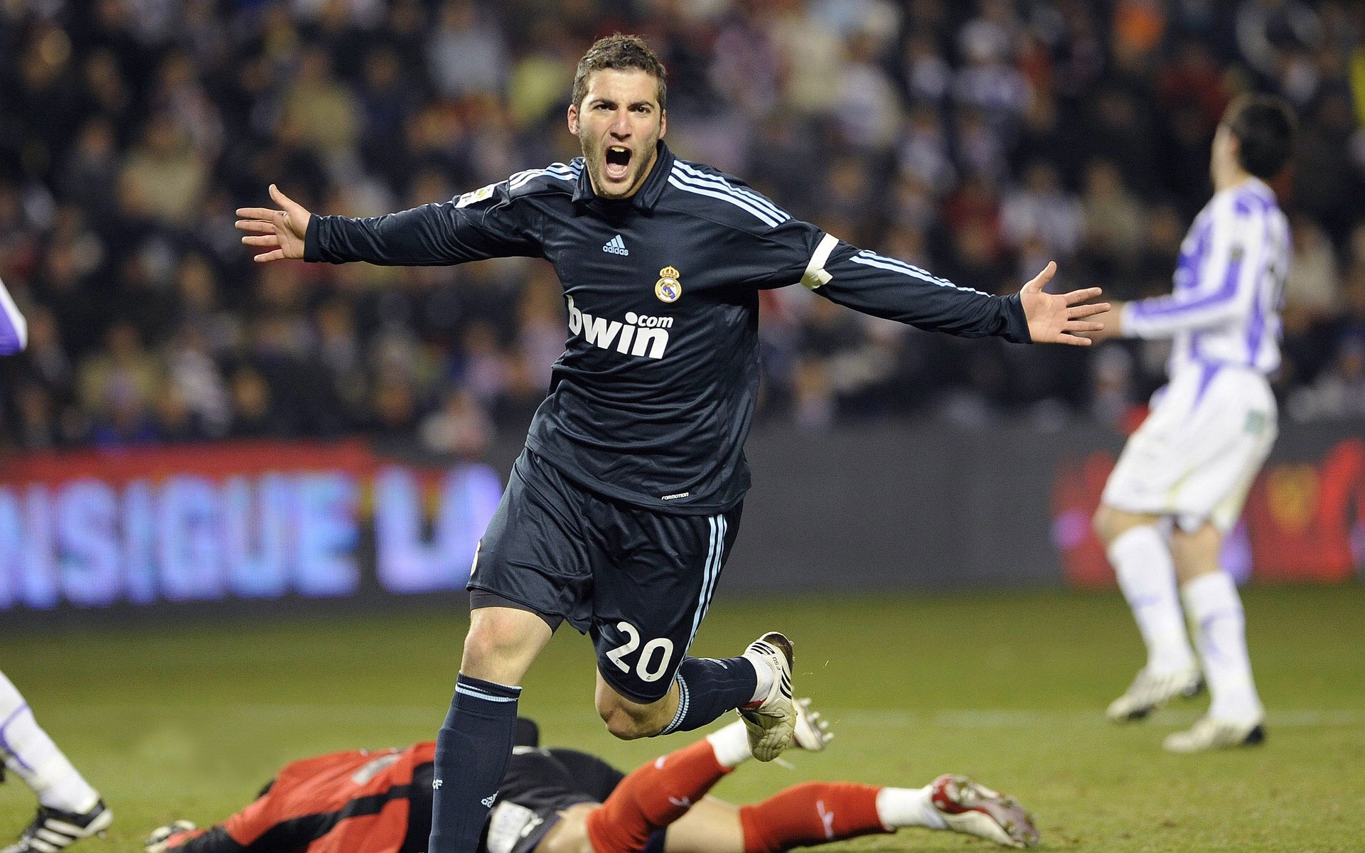 “法甲追逐战：多队争夺首位，战况激烈”，法甲的强队