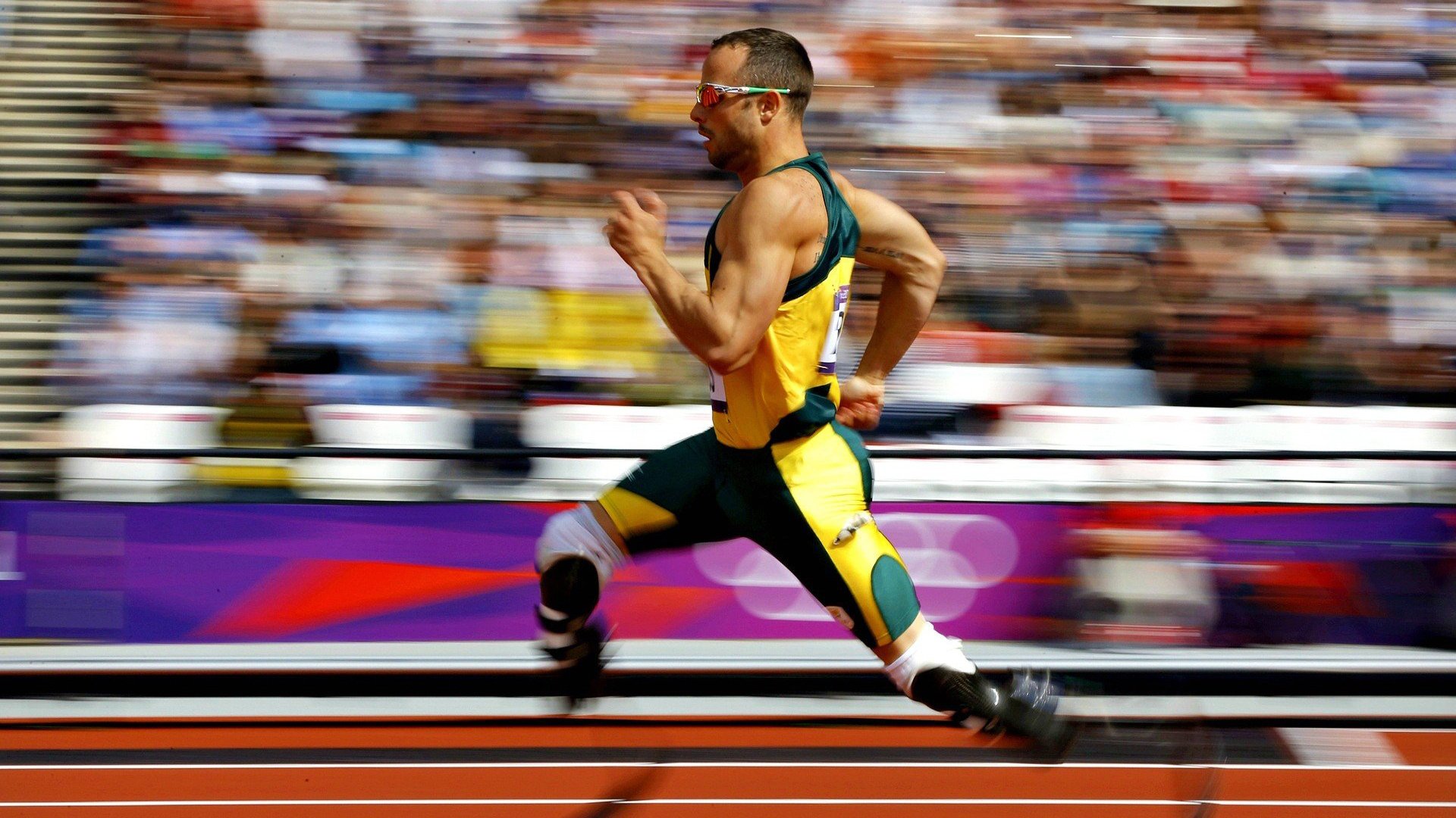 历史性时刻:首次在湿滑赛道中夺冠